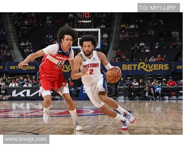 魔术与活塞激战正酣NBA赛场精彩对决引发球迷热议